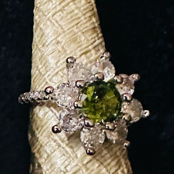 NEW GORGEOUS GREEN FLOWER BLING RING - Picture 6 of 8